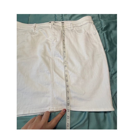 EUC Torrid Mini “Optic” White Denim/Jean Skirt Plus Size 18W - Picture 3 of 8